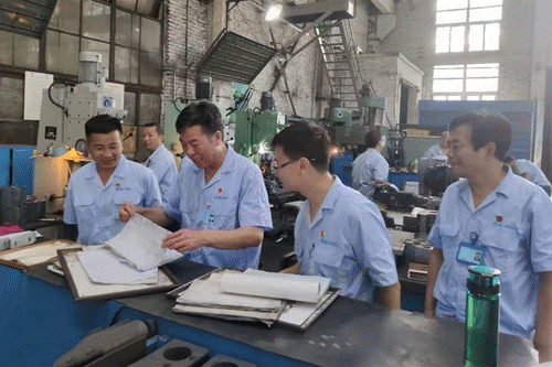 �ϼ������³�����һ�ߵ���ָ������